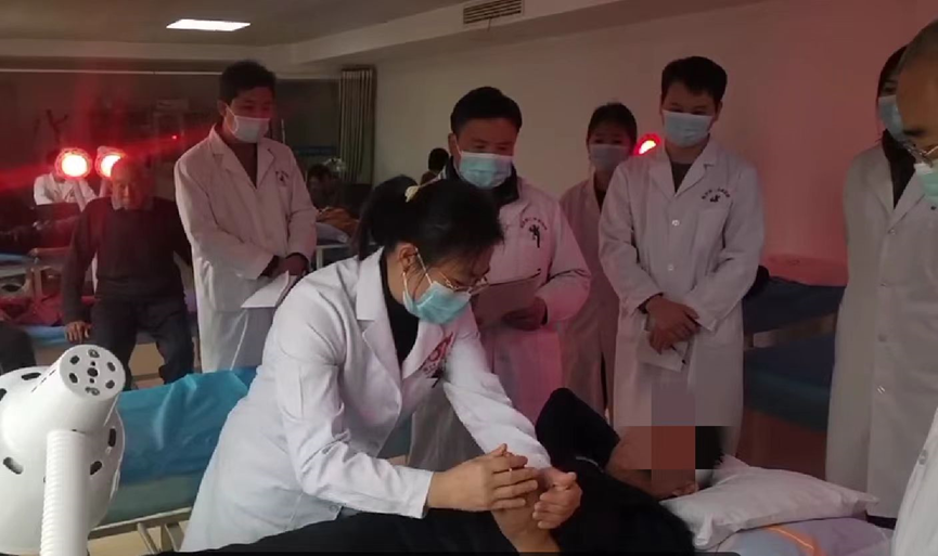 1月16日，临沂市人民医院康复科专家杨永芳主任来院培训指导治疗工作。.png